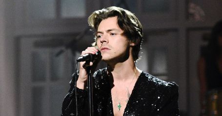 Harry performing